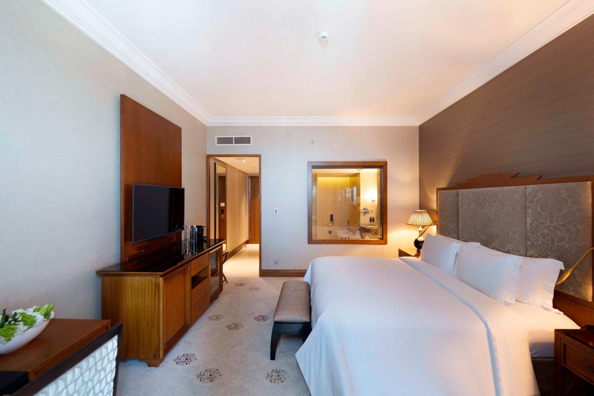 Dusit Thani Hotel 5*